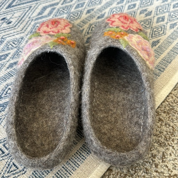 French Knot Dahlia Slippers - Picture 2 of 3
